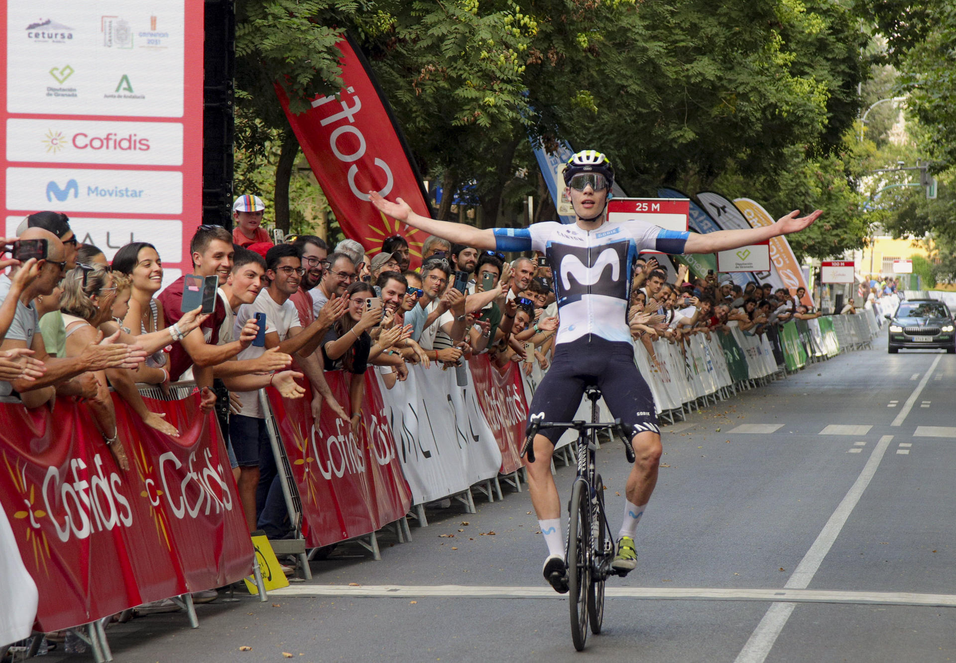El ciclista vallisoletano del equipo Movistar, Iván Romeo, cruza en primera posición la linea meta del Campeonato de España de Ciclismo en línea categoría Élite UCI en ruta que se ha disputado hoy domingo en Granada. EFE / Pepe Torres.