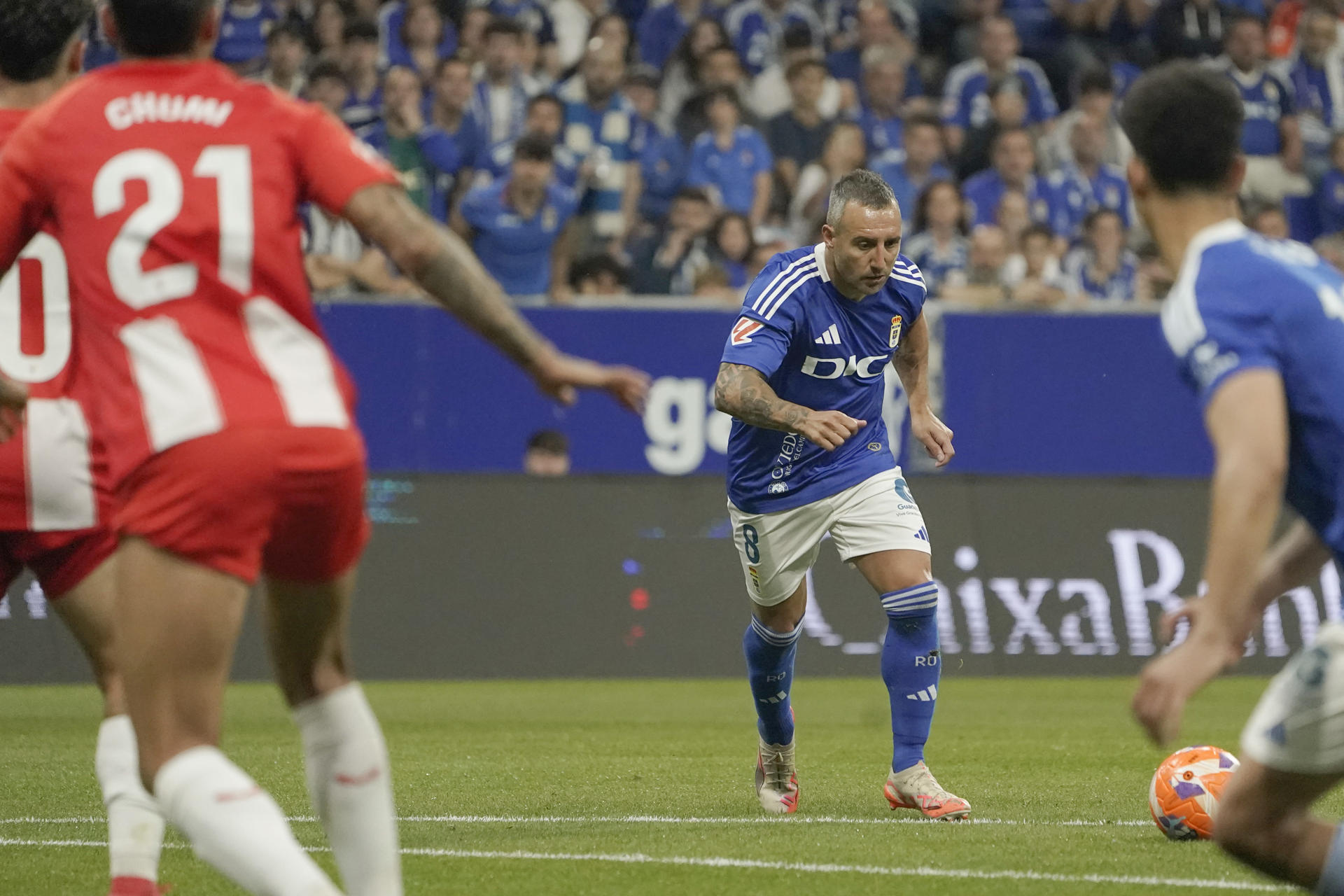 El centrocampista del Oviedo Santiago Cazorla se dispone a chutar la falta que supuso el 1-1, durante el partido de vuelta de la primera fase de ascenso de la LaLiga Hypermotion que Real Oviedo y UD Almería disputaron en el estadio Carlos Tartiere. EFE/Paco Paredes