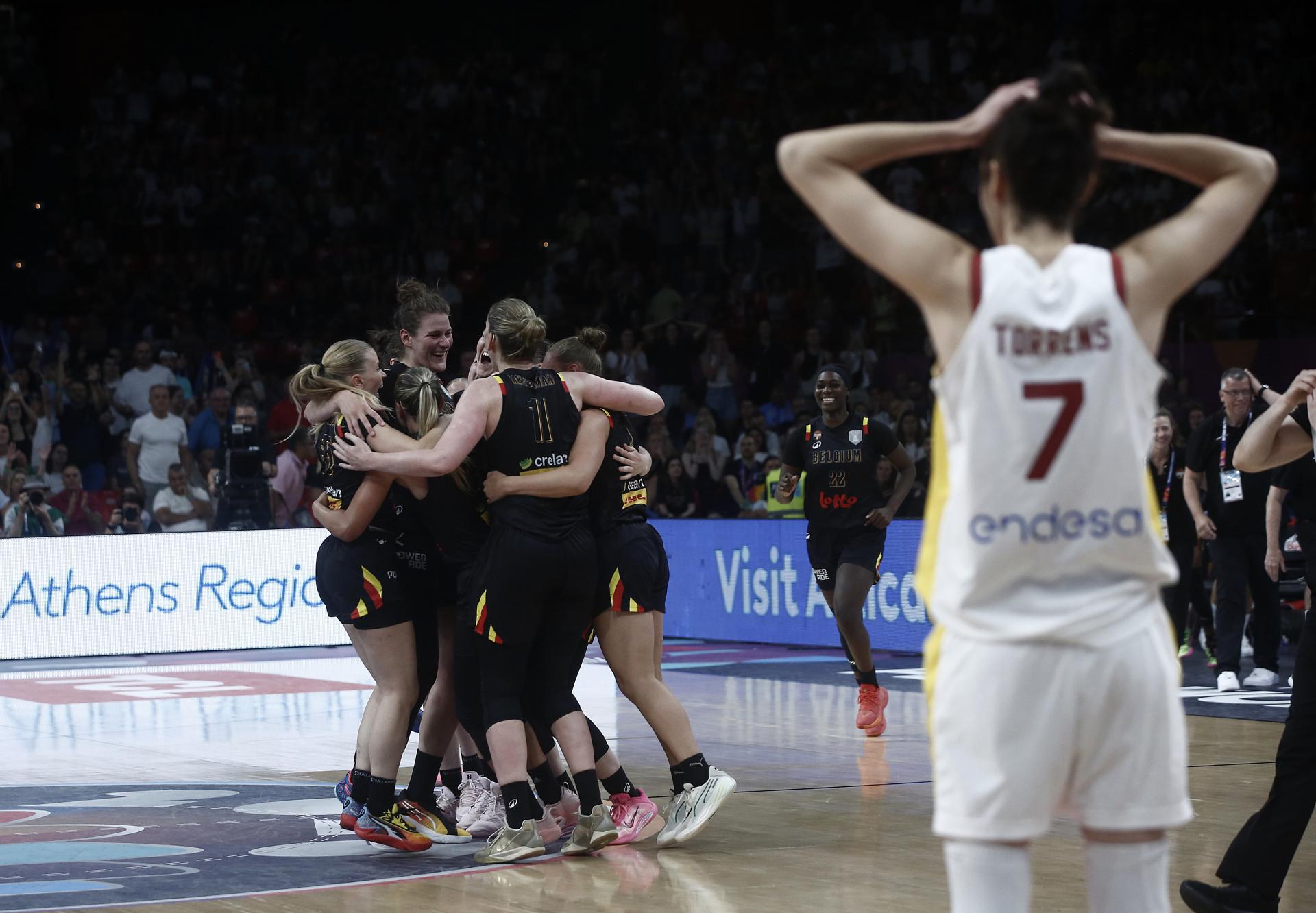 Las jugadoras de Bélgica celebran su victoria en la final del EuroBasket 2025 ante España en El Pireo. EFE/YANNIS KOLESIDIS