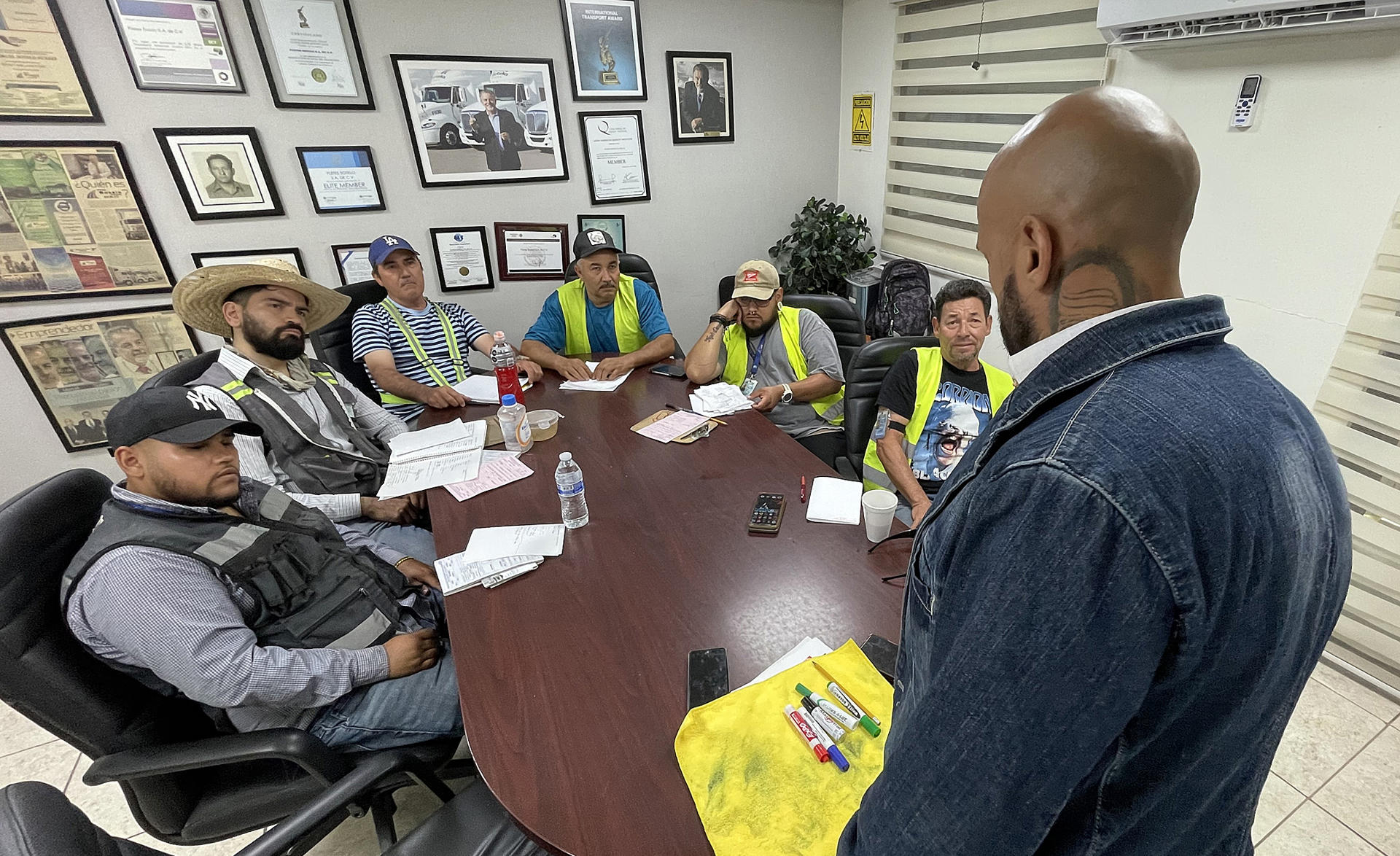 El instructor de la empresa Fletes Sotelo, Ernesto Montes (d), fue captado este sábado, 21 de junio, al impartir una clase de ingles a conductores de la compañía, en Ciudad Juárez (México). EFE/Luis Torres