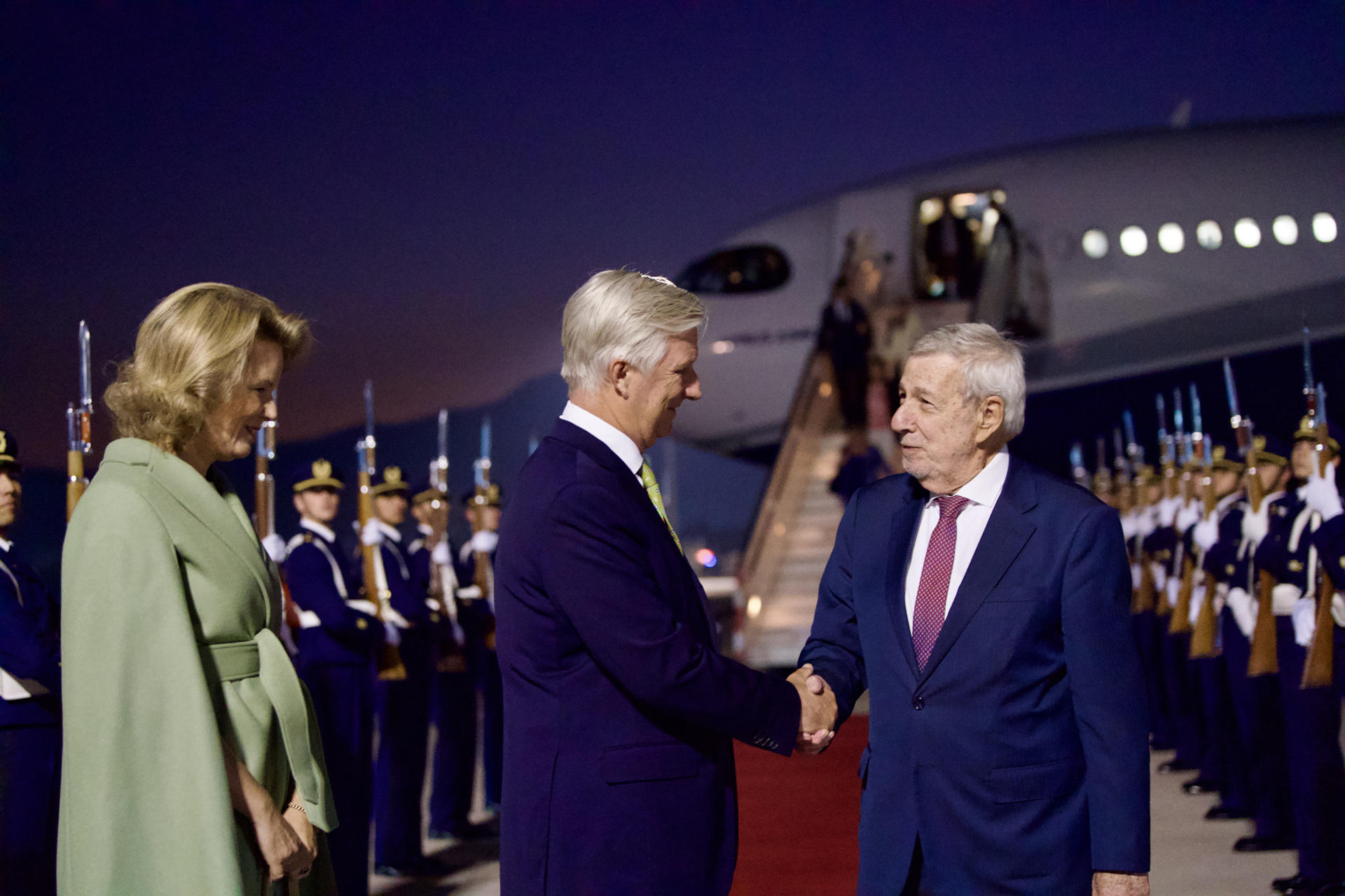 Fotografía cedida este lunes, 23 de junio, por el Ministerio de Relaciones Exteriores de Chile en la que se captó al canciller chileno, Alberto Van Klaveren (d), al recibir al rey Felipe (c) y a la reina Matilde de Bélgica, en Santiago de Chile. EFE/Ministerio Relaciones Exteriores de Chile