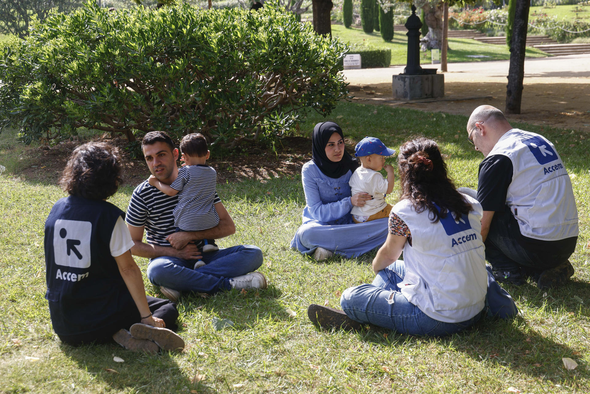 El gazatí Mahmoud Khdair (i), juega con su hijo Hasan, con cáncer y nacido poco antes del fatídico 7 de octubre de 2023, junto a la también gazatí Maha Altaher (d), con su hijo Gassan y también con cáncer y nacido antes del 7 de octubre de 2023, explican a EFE cómo tuvieron que tomar la difícil decisión de dejar atrás a sus cónyugues y trasladarse a España, desde donde ve con amargura la destrucción de su tierra. EFE/ Quique García
