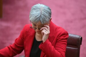 La ministra de Exteriores de Australia, Penny Wong, en una imagen de archivo tomada el 25 de marzo de 2025 en el Senado del país austral, en Camberra. EFE/EPA/MICK TSIKAS AUSTRALIA AND NEW ZEALAND OUT