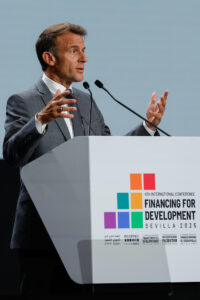 SEVILLA, 30/06/2025.- El presidente de Francia, Emmanuel Macron interviene en la primera jornada de la IV Conferencia Internacional de la ONU sobre Financiación para el Desarrollo, este lunes en Sevilla. Unos setenta jefes de Estado o de Gobierno se reúnen desde hoy y hasta el próximo jueves en este encuentro que aspira movilizar más recursos en cooperación y reafirmar el compromiso con el multilateralismo. EFE