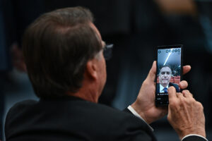 Fotografía de archivo del expresidente brasileño Jair Bolsonaro tomándose una 'selfie'. EFE / Andre Borges