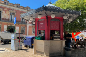 Máquina de recogida de vasos de plástico reutilizables inaugurada este jueves en la Praça do Príncipe Real, en el centro turístico de Lisboa. EFE/Susana Samhan