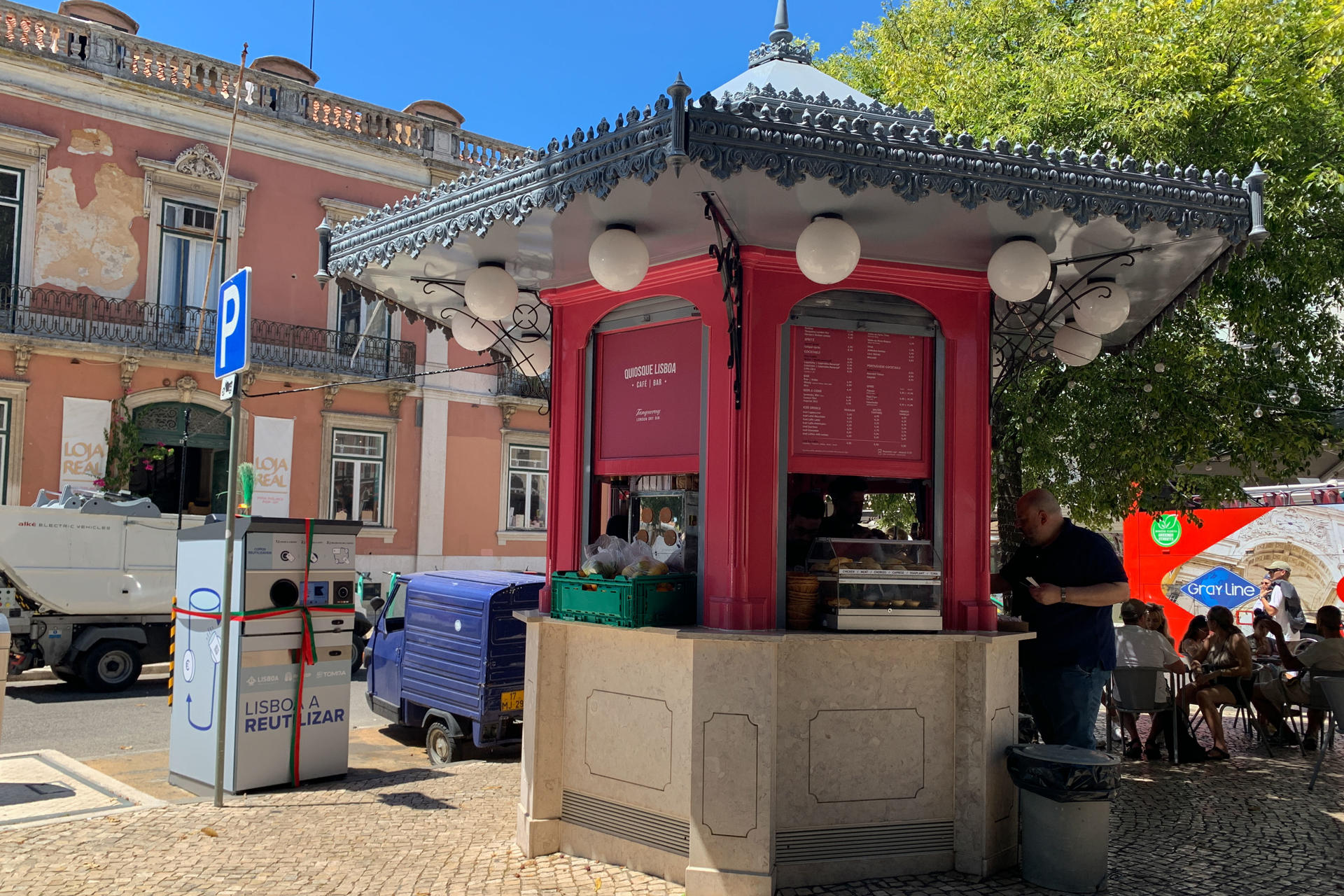 Máquina de recogida de vasos de plástico reutilizables inaugurada este jueves en la Praça do Príncipe Real, en el centro turístico de Lisboa. EFE/Susana Samhan