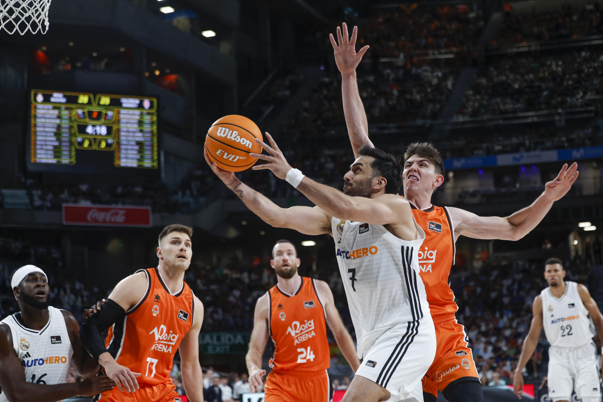 El base argentino del Real Madrid Facundo Campazzo (2d) entra a canasta defendido por Sergio de Larrea, del Valencia Basket, durante el primer partido de la final de la Liga Endesa de baloncesto entre el Real Madrid y el Valencia Basket, este viernes en el Movistar Arena, en Madrid. EFE/ Juanjo Martín
