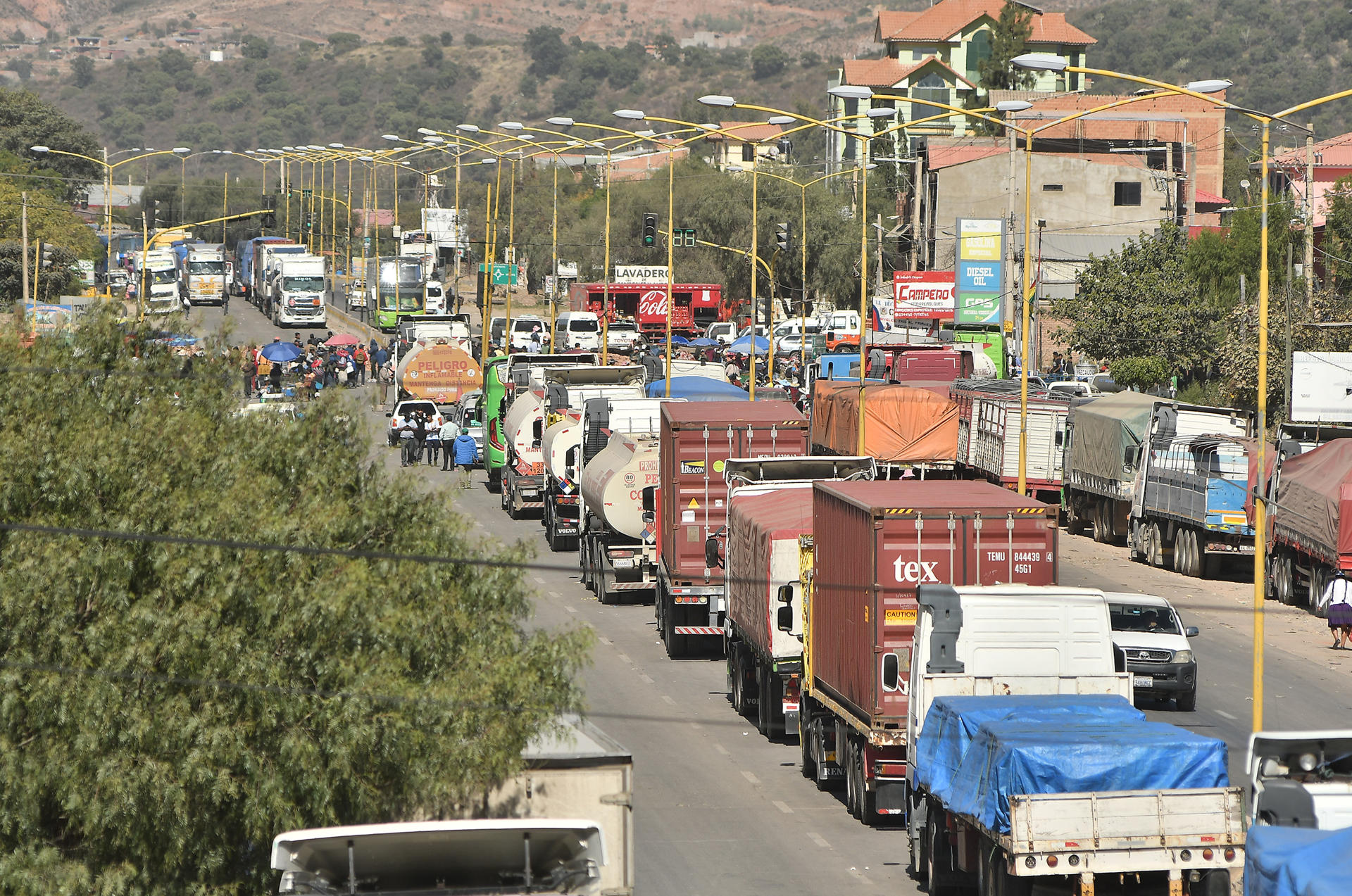 Camiones esperan en una carretera tras un bloqueo realizado por seguidores del exmandatario Evo Morales este lunes, en Sipe Sipe en la región de Cochabamba (Bolivia). EFE/ Jorge Abrego