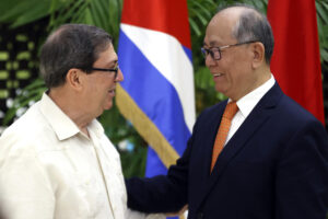 El canciller cubano, Bruno Rodríguez (i), habla con el representante especial del Gobierno chino para Asuntos Latinoamericanos, Qiu Xiaoqi, durante una reunión este miércoles, en La Habana (Cuba). EFE/ Ernesto Mastrascusa