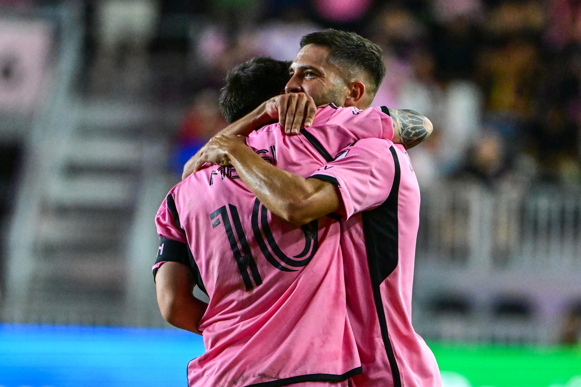 Los jugadores del Inter Miami Lionel Messi (i) y Jordi Alba celebran un gol. EFE/Giorgio Viera