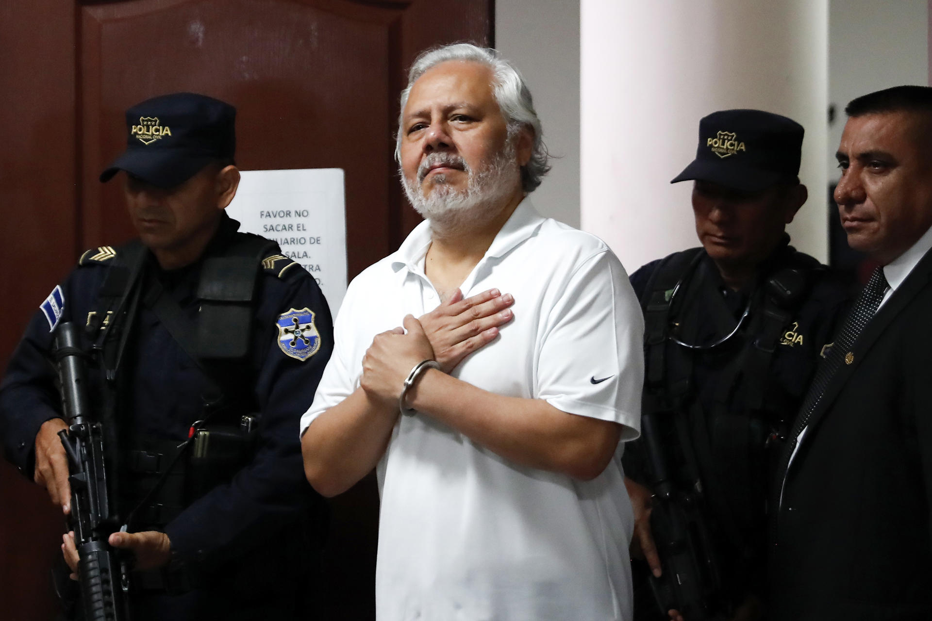 El abogado Enrique Anaya (c) sale de una audiencia este martes, en el centro judicial 'Isidro Menéndez', en San Salvador (El Salvador). EFE/ Rodrigo Sura