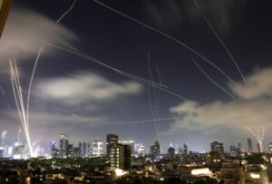 Vista del sistema de defensa israelí la Cúpula de Hierro interceptando misiles iraníes que caen sobre Tel Aviv, Israel. Los bomberos registraron un incendio en un edificio de ocho plantas y otro en un aparcamiento que afecta a una veintena de coches en el centro de Israel tras un nuevo ataque con misiles de Irán pasada la medianoche de este miércoles, sin que por el momento se hayan reportado personas afectadas. EFE/ Abir Sultan