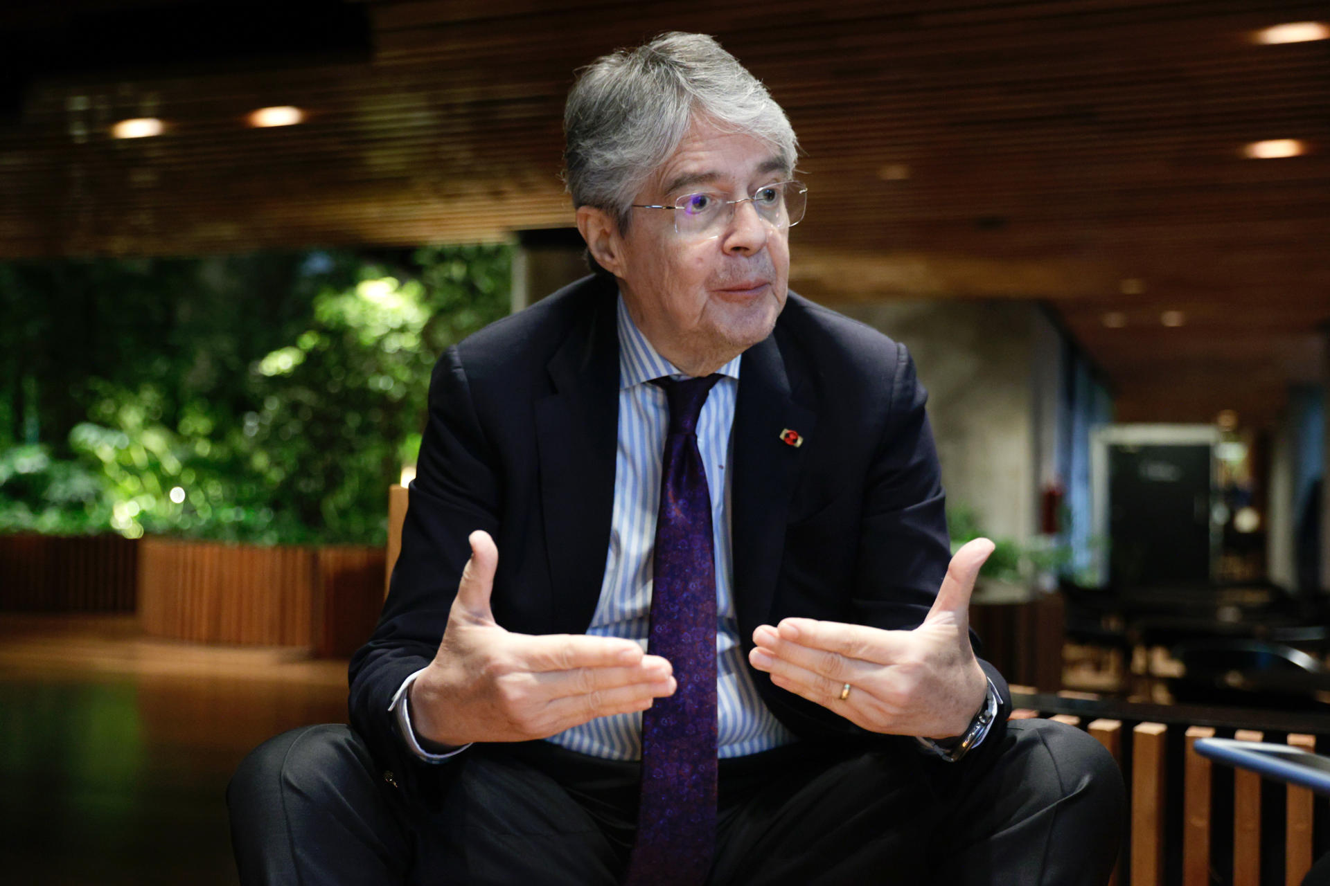 El expresidente ecuatoriano Guillermo Lasso habla durante una entrevista con EFE este jueves, en Asunción (Paraguay). EFE/ Juan Pablo Pino