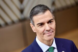 El presidente del Gobierno español, Pedro Sánchez, habla con los medios de comunicación al llegar a la cumbre de líderes de la UE en Bruselas, el 26 de junio de 2025. EFE/EPA/OLIVIER MATTHYS