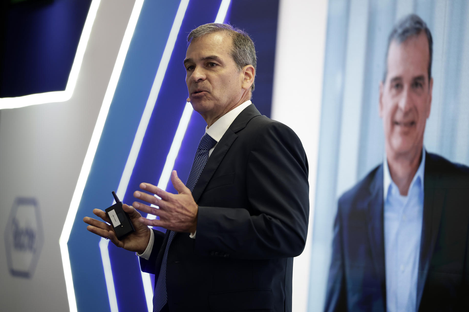 El gerente general de la compañía Roche, Álvaro Soto, habla durante el lanzamiento de una iniciativa este martes en San José (Costa Rica). EFE/Jeffrey Arguedas