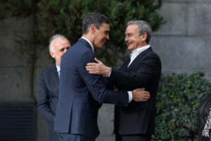 El expresidente del Gobierno José Luis Rodríguez Zapatero (d) reciben al presidente del Gobierno, Pedro Sánchez (c), en un acto público en 2024 . EFE/Juanjo Martín