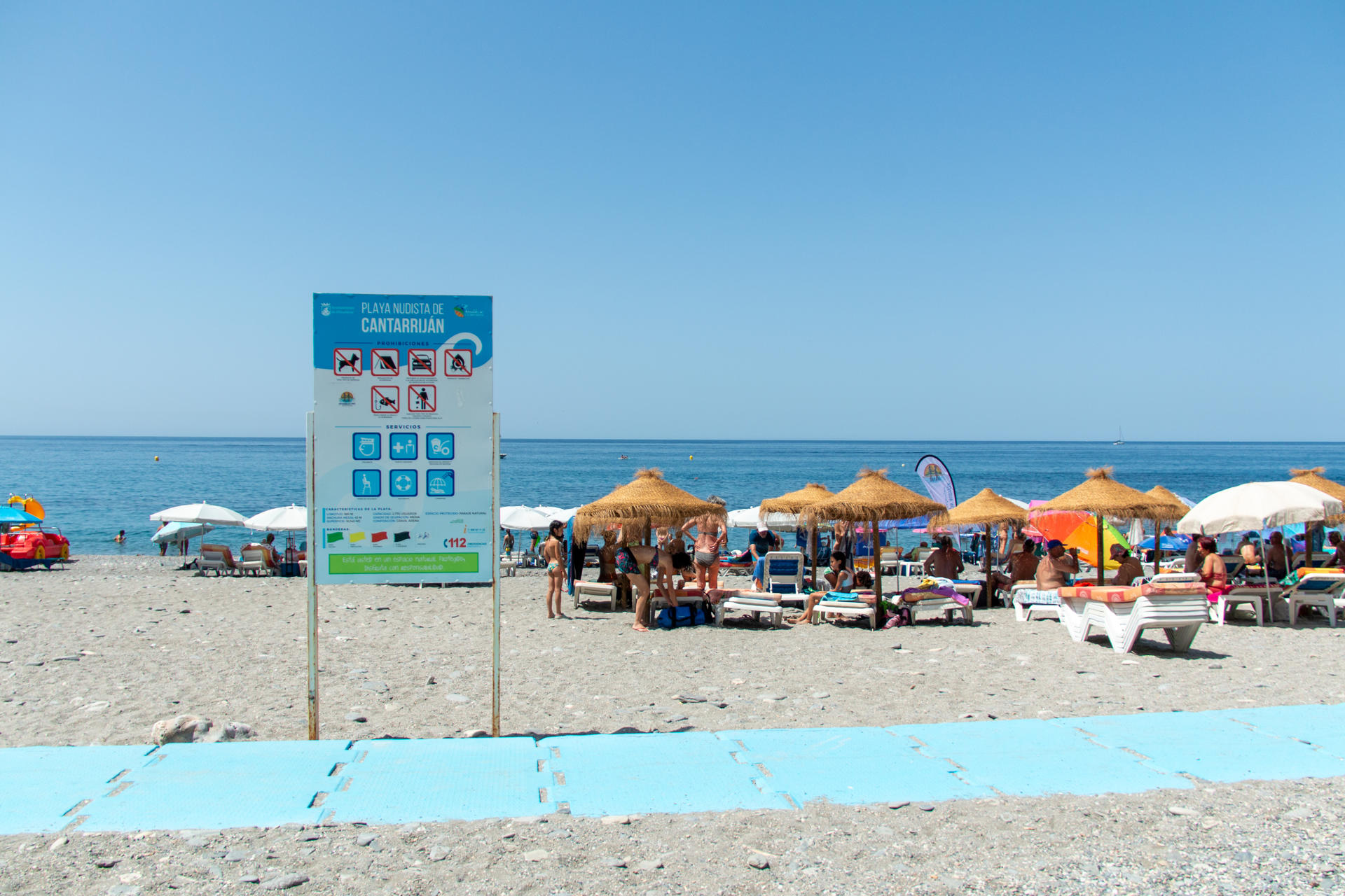 Un grupo de personas ha dado la bienvenida al verano con la celebración de un 'arrecife nudista' en la playa de Cantarriján, en la costa de Granada, junto a otros bañistas textiles -como denominan a los usuarios que utilizan el bañador en la playa-, para concienciar y visibilizar sobre esta práctica. La celebración ha sido promovida por la Asociación de Amigos Nudistas de la Playa de Cantarriján (AANP) que, desde su creación en 2018, organiza actividades a lo largo del año con el objetivo de normalizar la desnudez de los bañistas en su arenal y fomentar el uso nudista de esta playa. EFE/ Alba Feixas