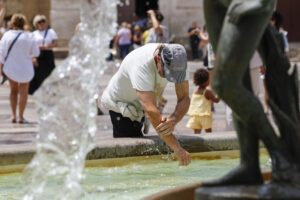 Una persona se refresca en una fuente del centro de la ciudad de Valencia, en una imagen de archivo. EFE/Ana Escobar