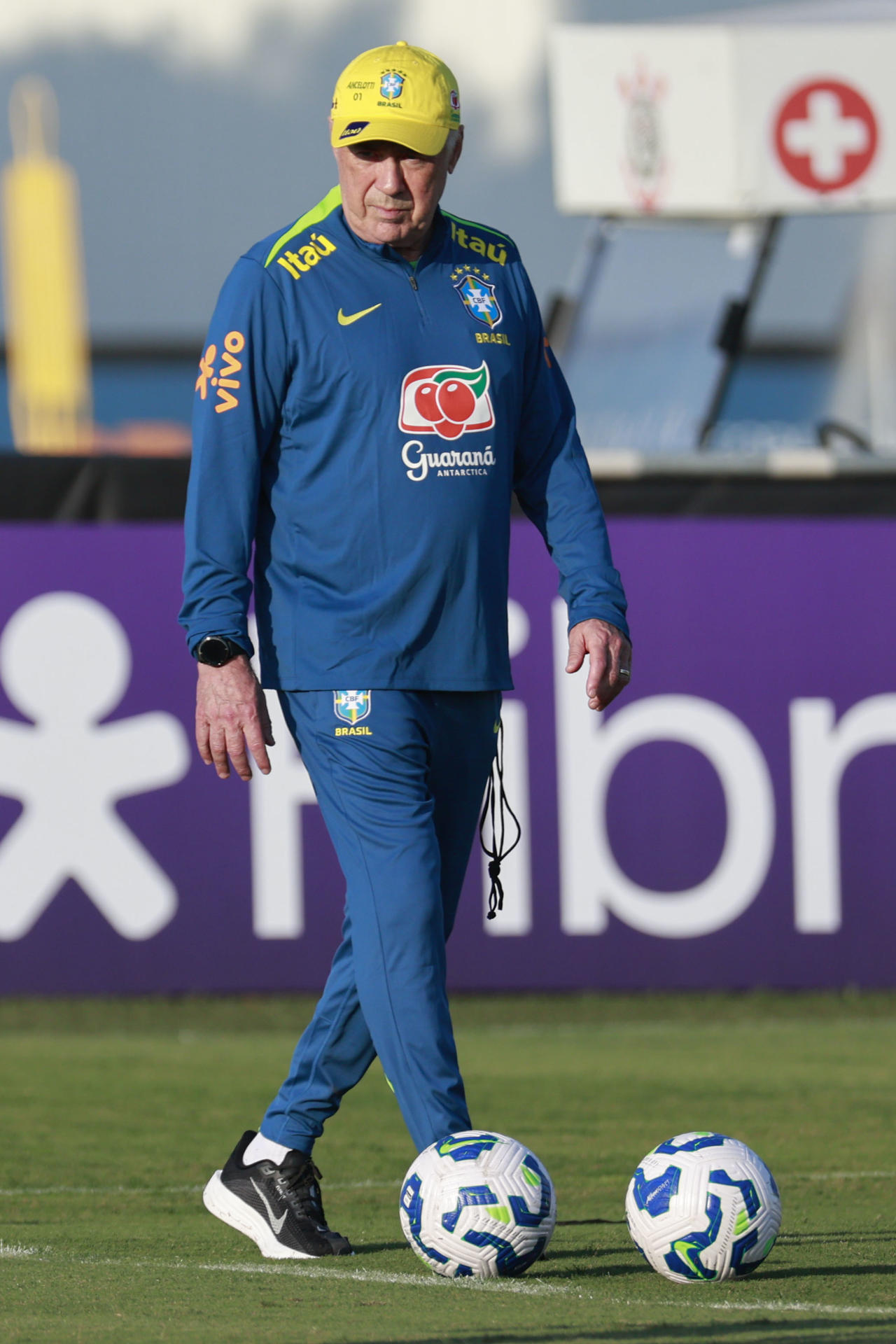 El entrenador de Brasil, Carlo Ancelotti (i), conduce un entrenamiento de la Canarinha en Sao Paulo (Brasil). EFE/Sebastiao Moreira
