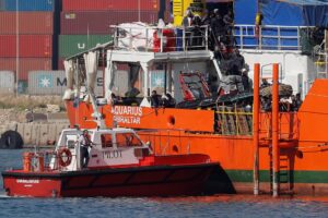 Imagen de archivo del barco Aquarius, en el que viajaban 106 inmigrantes, a su llegada al puerto de Valencia en 2018. EFE/Manuel Bruque