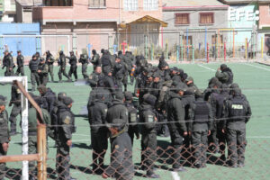Policías de Bolivia esperan para intervenir la población de Llallagua donde por dos días se han registrado actos de violencia por parte de seguidores del expresidente Evo Morales este jueves, en el coliseo de Huanuni (Bolivia). EFE/Juan Carlos Torrejón