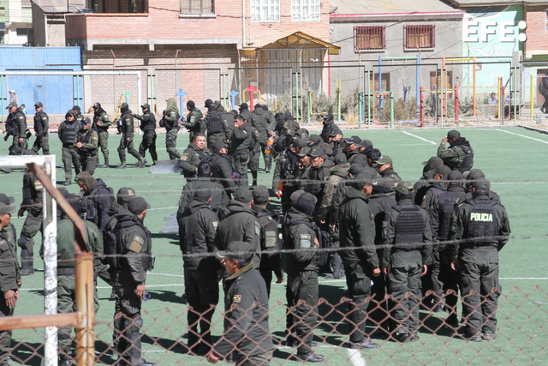Policías de Bolivia esperan para intervenir la población de Llallagua donde por dos días se han registrado actos de violencia por parte de seguidores del expresidente Evo Morales este jueves, en el coliseo de Huanuni (Bolivia). EFE/Juan Carlos Torrejón