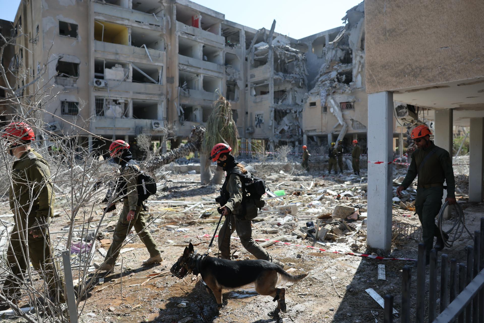Equipos de emergencia de Israel en la ciudad de Holon tras el impacto de un misil lanzado por Irán.
EFE/EPA/ABIR SULTAN