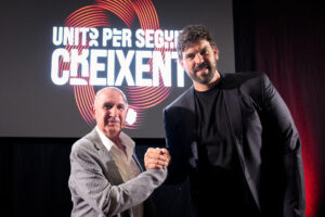 El presidente del Uni Girona, Cayetano Pérez (i), y el presidente del Basquet Girona, Marc Gasol, durante el acto institucional de la fusión del Basquet Girona y el Uni Girona. EFE/David Borrat