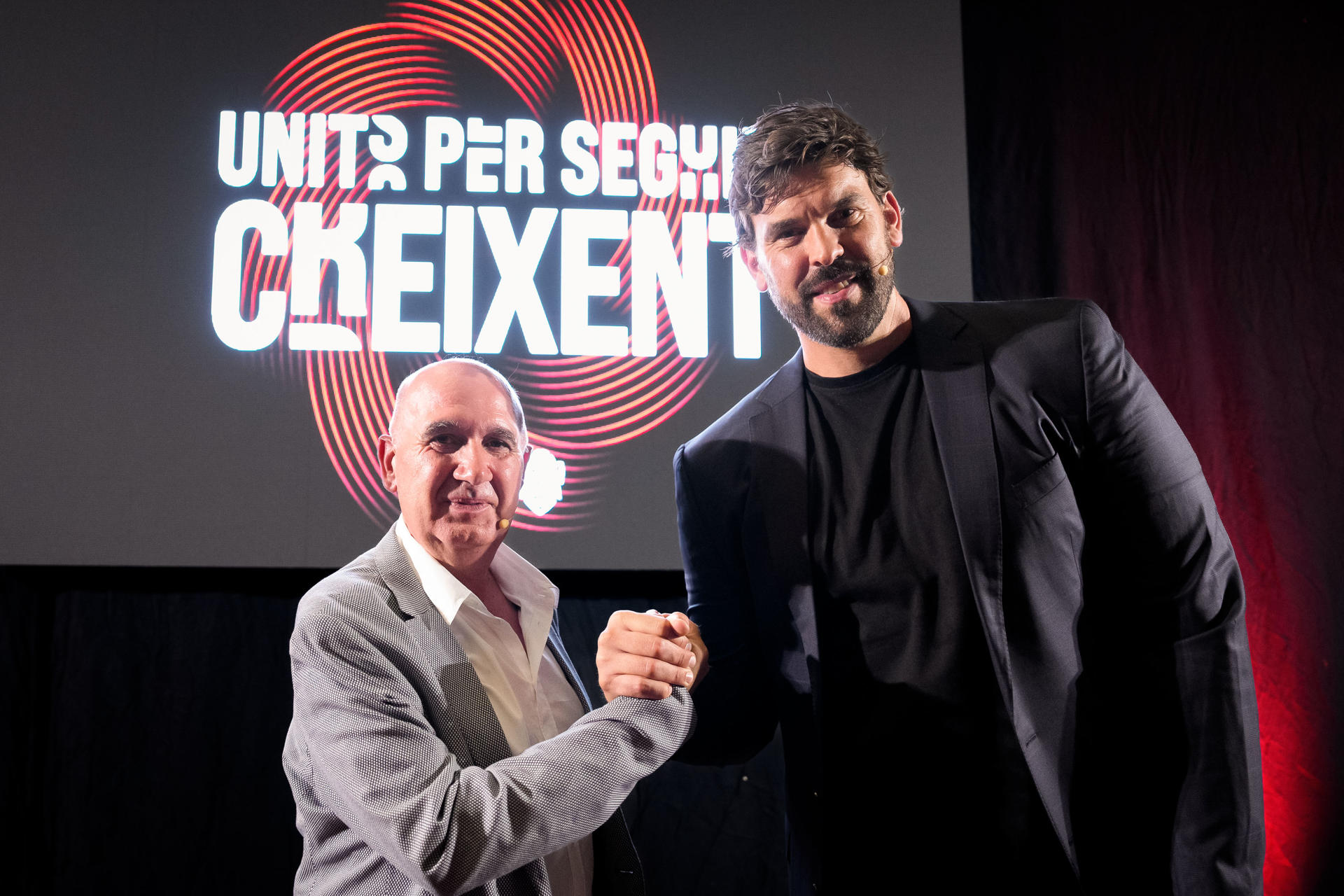 El presidente del Uni Girona, Cayetano Pérez (i), y el presidente del Basquet Girona, Marc Gasol, durante el acto institucional de la fusión del Basquet Girona y el Uni Girona. EFE/David Borrat