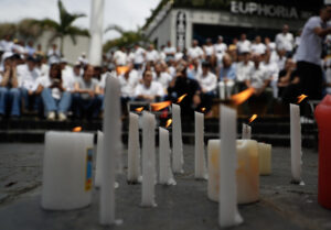 Fotografía de varias velas encendidas durante una manifestación en Cali (Colombia). EFE/ Ernesto Guzman Jr