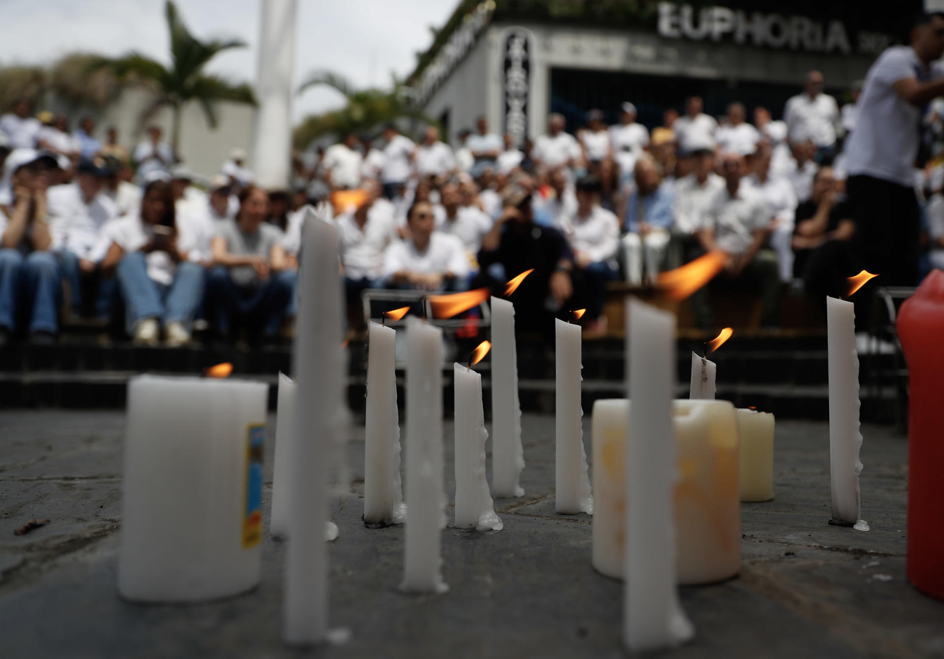Fotografía de varias velas encendidas durante una manifestación en Cali (Colombia). EFE/ Ernesto Guzman Jr