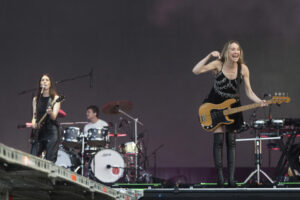 El grupo estadounidense Haim durante su concierto este viernes en el festival Primavera Sound, en Barcelona. EFE/Marta Pérez