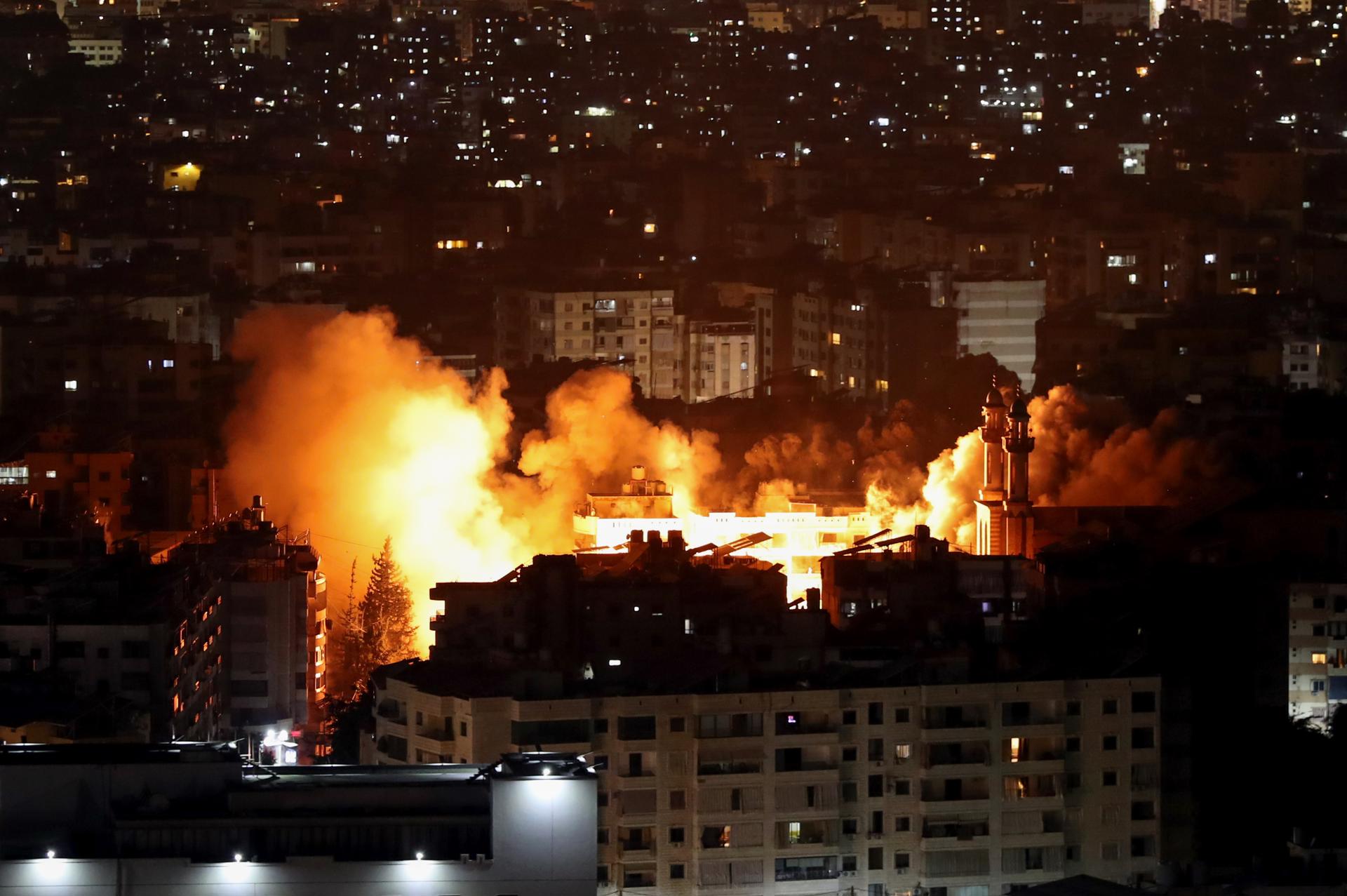 Humo y llamas se elevan tras un ataque aéreo israelí en el distrito de Dahieh, en el sur de Beirut, Líbano. EFE/WAEL HAMZEH