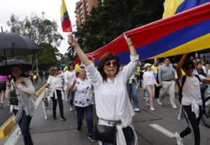Decenas de personas fueron captadas este domingo, 8 de junio, al marchar por la paz y en apoyo al senador Miguel Uribe Turbay, quien fue tiroteado la víspera, en Bogotá (Colombia). EFE/Mauricio Dueñas