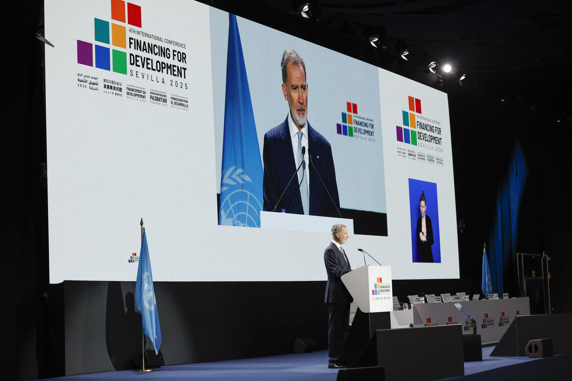 Felipe VI interviene durante la IV Conferencia Internacional de la ONU sobre Financiación para el Desarrollo, este lunes en Sevilla. Unos 70 jefes de Estado o de Gobierno se reúnen hasta el próximo jueves en este encuentro que aspira movilizar más recursos en cooperación y reafirmar el compromiso con el multilateralismo. EFE