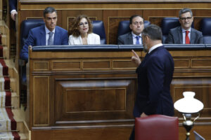 El líder de Vox, Santiago Abascal (de espaldas) abandona la sesión de control al Ejecutivo que se celebra este miércoles en el Congreso. EFE/ Mariscal