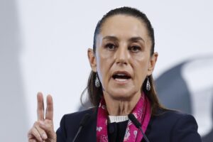 La presidenta de México, Claudia Sheinbaum, habla durante su conferencia de prensa matutina este lunes, en el Palacio Nacional de Ciudad de México (México). EFE/ Sáshenka Gutiérrez