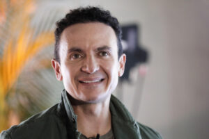 Fotografía de archivo del cantante colombiano Fonseca hablando durante una entrevista con EFE, en Bogotá (Colombia). EFE/ Carlos Ortega