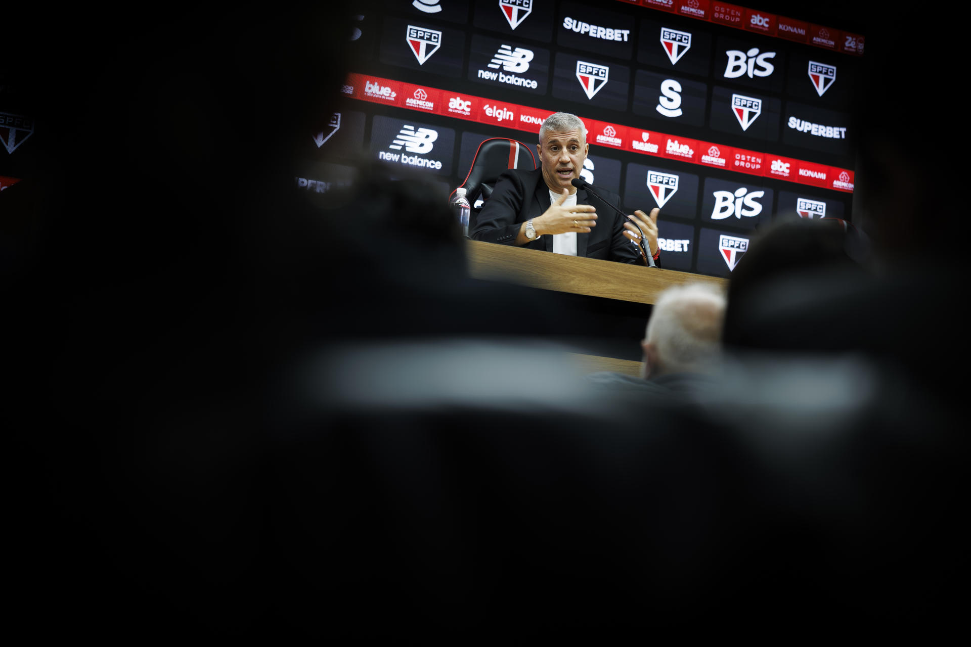 El técnico argentino Hernán Crespo habla en su presentación como entrenador del São Paulo. EFE/Isaac Fontana