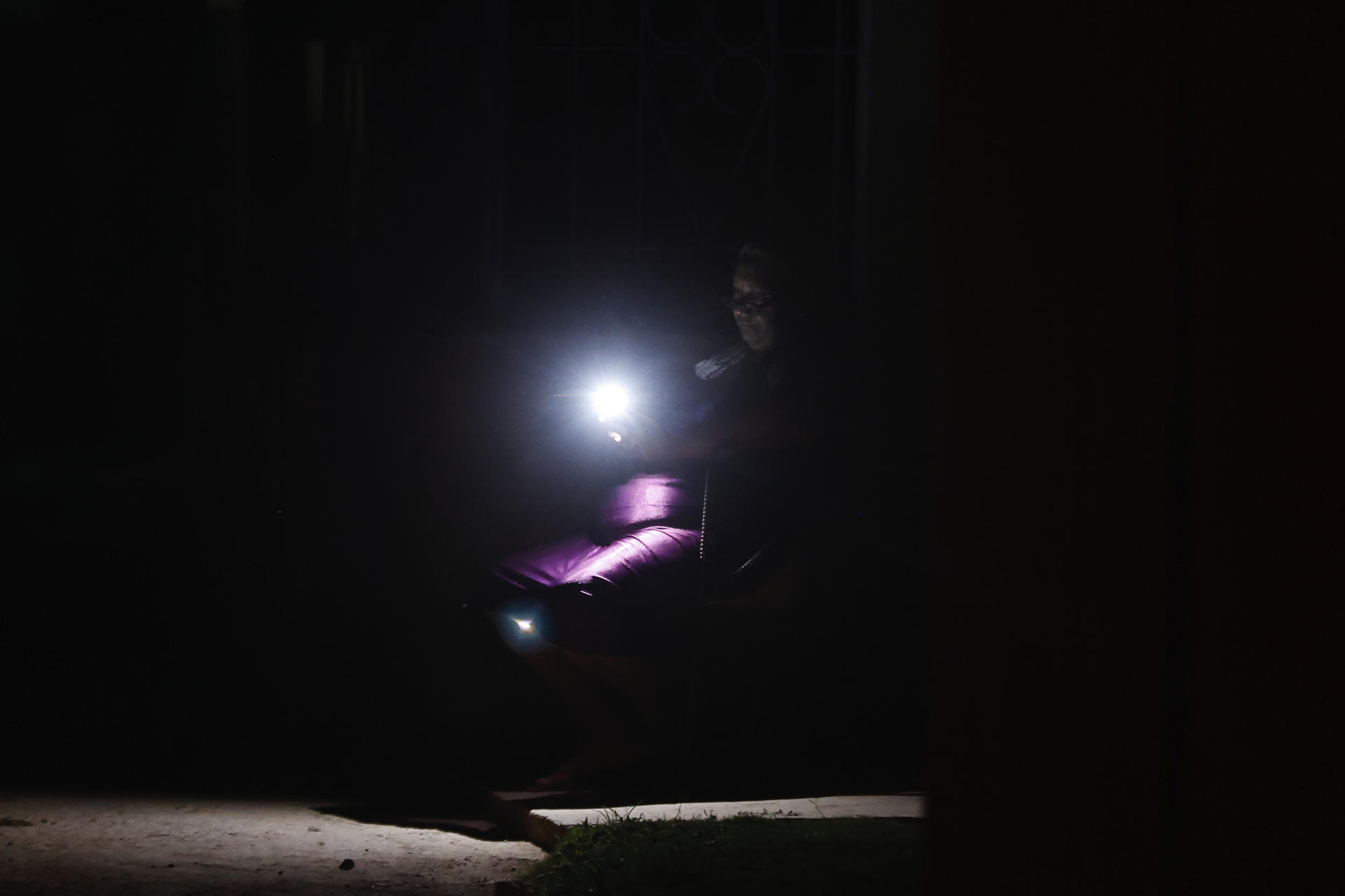 Fotografía del 29 de mayo de 2025 que muestra a una persona usando un celular durante un apagón en La Habana (Cuba). EFE/ Ernesto Mastrascusa