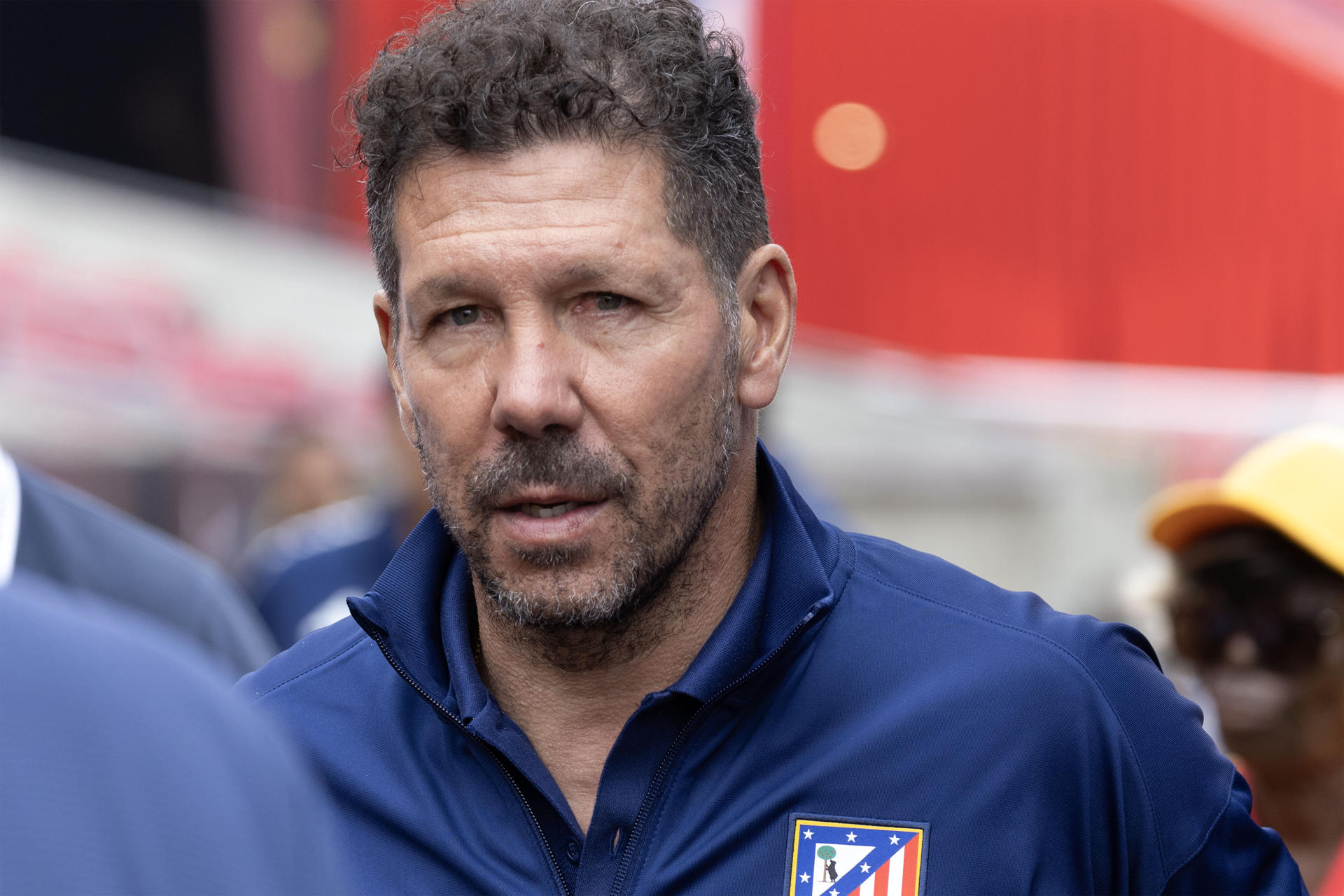 El entrenador del Atlético de Madrid, Diego Simeone, participa durante un entrenamiento este sábado en el Memorial Coliseum de Los Ángeles (EE.UU.). EFE/Armando Arorizo