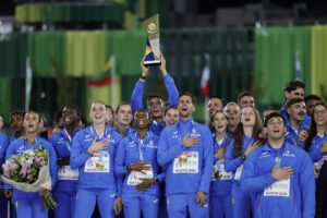 Los integrantes del equipo de Italia celebran la victoria en el campeonato de Europa por equipos que se disputa en el estadio de Vallehermoso, en Madrid. EFE/Sergio Pérez