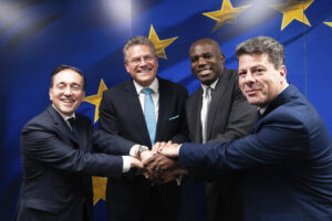 El ministro de Exteriores español, José Manuel Albares (izquierda), posa junto al ministro de Exteriores del Reino Unido, David Lammy (segundo por la derecha), el ministro principal de Gibraltar, Fabian Picardo (derecha) y el vicepresidente ejecutivo de la CE, Maros Sefcovic (segundo por la izquierda), tras el acuerdo alcanzado sobre la relación de la UE con Gibraltar tras el bréxit. EFE/ X de JM Albares