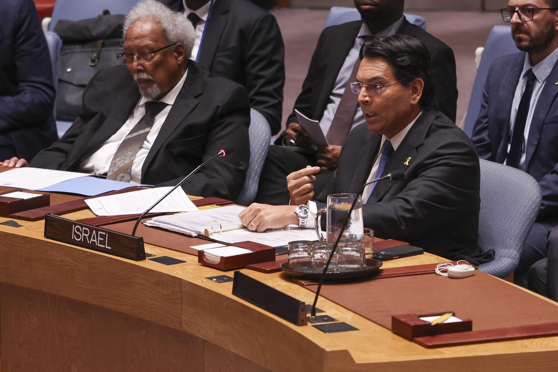 El embajador Danny Danon, representante permanente de Israel ante las Naciones Unidas, interviene durante una reunión del Consejo de Seguridad sobre el conflicto en curso entre Irán e Israel, en la sede de la ONU en Nueva York, Estados Unidos. EFE/EPA/SARAH YENESEL
