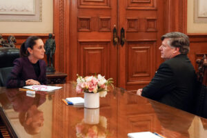 Fotografía cedida por la Presidencia de México de la mandataria mexicana, Claudia Sheinbaum (i), durante una reunión con el subsecretario de Estado estadounidense, Christopher Landau, este miércoles, en Palacio Nacional de Ciudad de México (México). EFE/ Presidencia de México /SOLO USO EDITORIAL/NO VENTAS/SOLO DISPONIBLE PARA ILUSTRAR LA NOTICIA QUE ACOMPAÑA (CRÉDITO OBLIGATORIO)