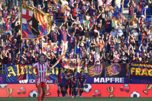 Las jugadoras del FC Barcelona celebran uno de los goles marcados por su compañera Claudia Pina durante la final de la Copa de la Reina que FC Barcelona y Atlético de Madrid disputan este sábado en el estadio de El Alcoraz, en Huesca. EFE/Javier Blasco