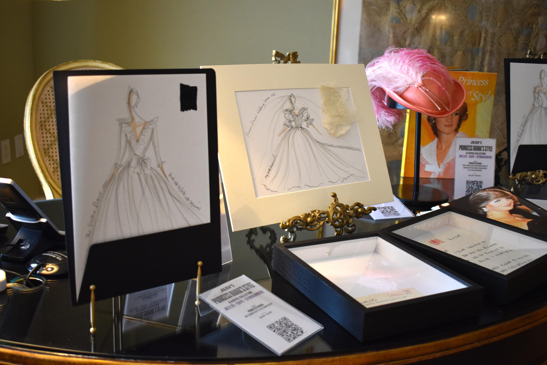 Fotografía de unos dibujos del vestido de novia de la princesa Diana realizados por la modista Elizabeth Emanuel junto a un sombrero de paja hecho a medida por John Boyd para la princesa este martes, exhibidos durante la subasta 'Princess Diana's Style & A Royal Collection' en Los Ángeles, California. EFE/ Mónica Rubalcava