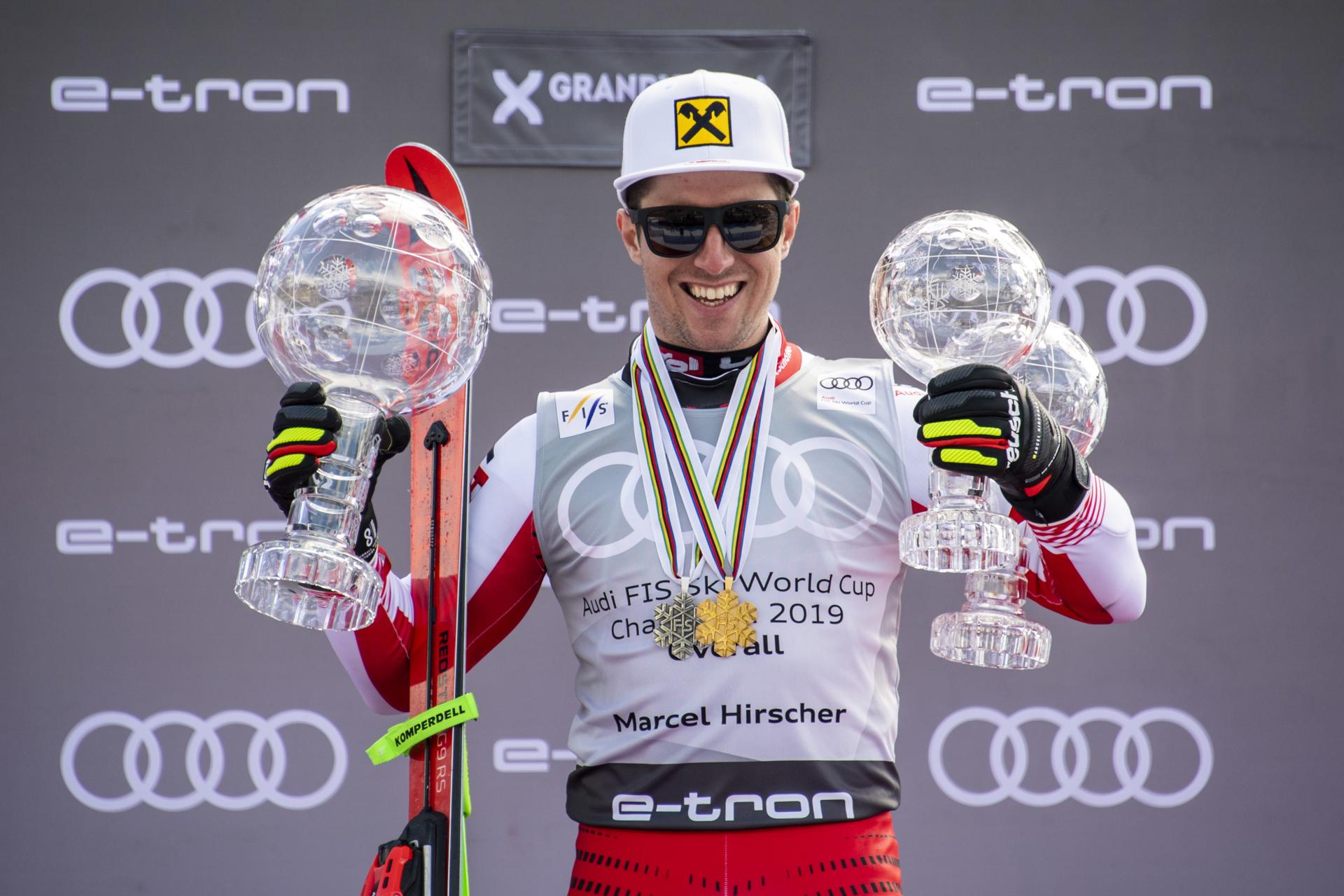 El austriaco Marcel Hirscher, en una foto de archivo, con las Copas del Mundo de esquí alpino que ganó durante la temporada 2018-19. EFE/EPA/CHRISTIAN BRUNA