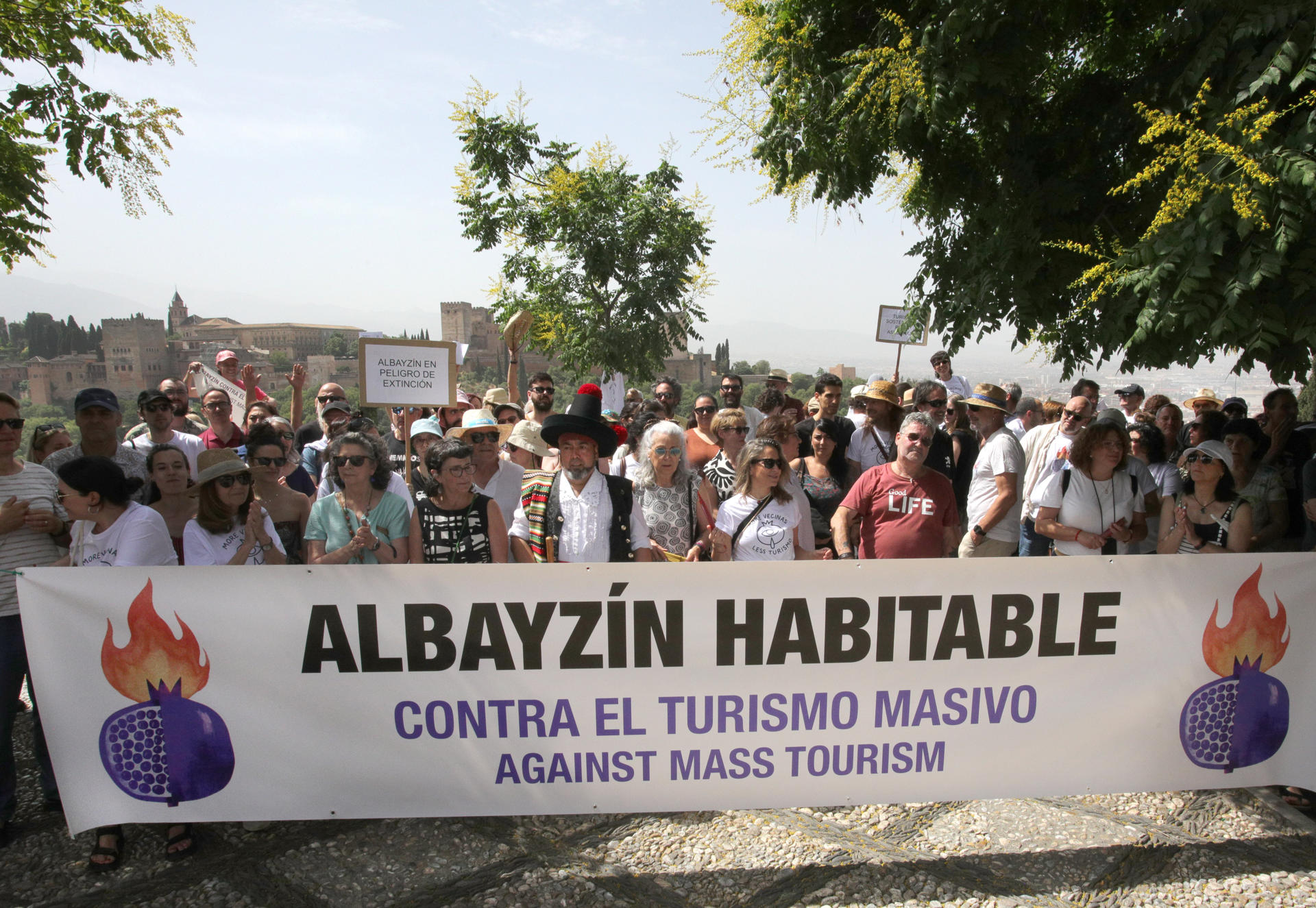 Varios cientos de personas se han sumado este domingo a las protestas convocadas en el Mirador de San Nicolás de Granada por la plataforma Albayzín Habitable, un movimiento ciudadano que clama contra un modelo de turismo "depredador" y exige medidas para que no se expulse a los vecinos del barrio. EFE/ Pepe Torres